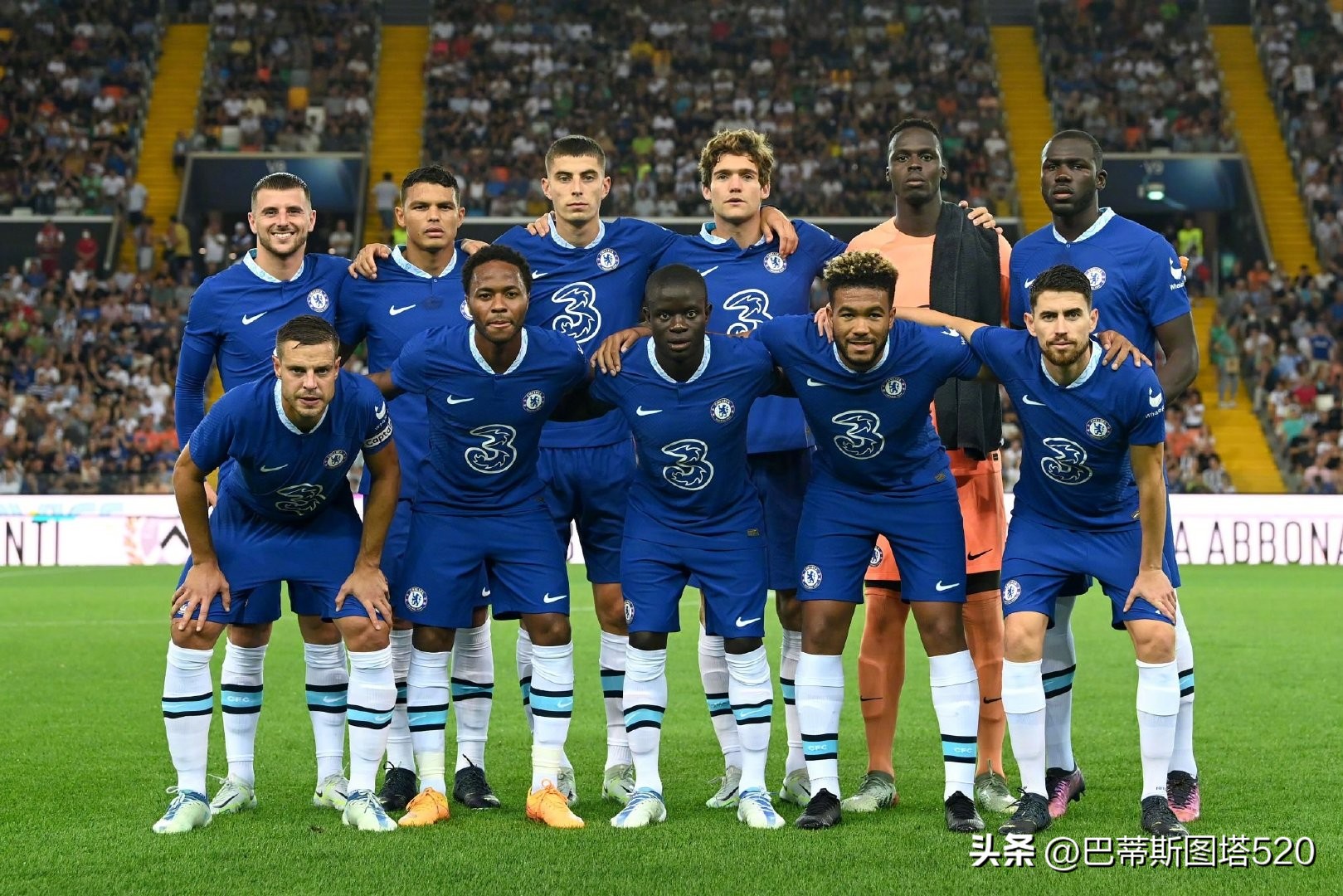 表现吸引了 表现吸引了